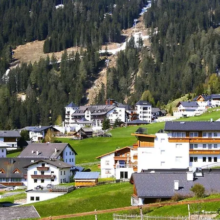 Nyaraló Home, *